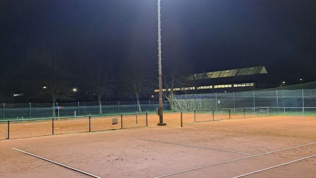 Klimaschutz auf dem Tennisplatz: Modernisierung der Flutlichtanlage